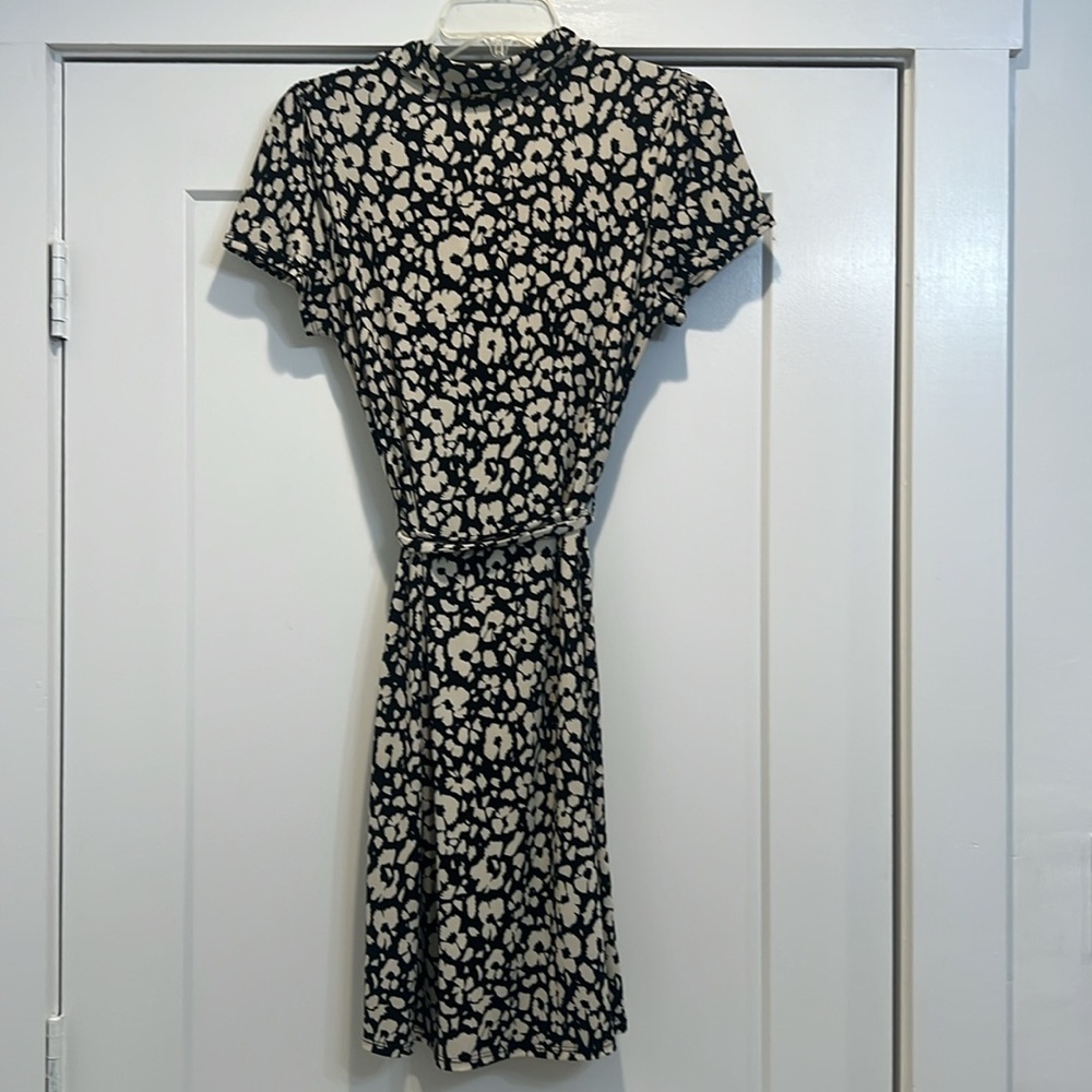 Kaileigh Stylish Black and Cream Women's Dress size medium. - Picture 9 of 11